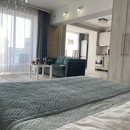 Apartment In The Heart Of The City Almaty Esterno foto